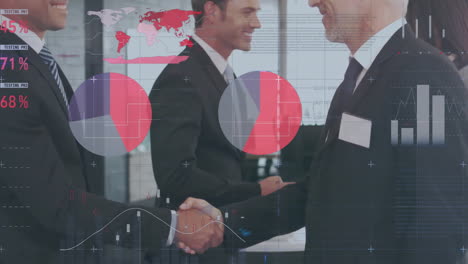 animación de procesamiento de datos y diagramas sobre diversas personas de negocios estrechando la mano
