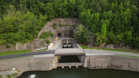 Estación-De-Bombeo-Descarga-En-El-Embalse-De-Raccoon-Mountain,-Chattanooga,-Tennessee