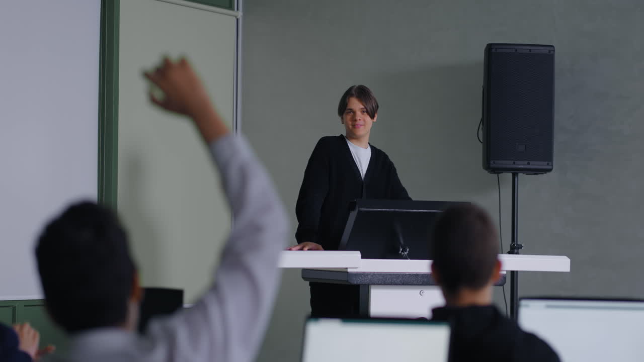 교실에서 학생 프레젠테이션
