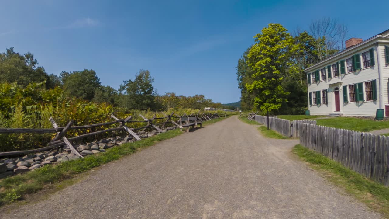 아이사크와 엘리자베스 헤일이 1800년대 초의 집을 재구성했습니다.