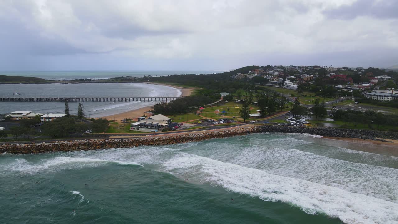 coffs harbour 부두 - coffs harbour, nsw, australia의 북쪽 벽 해변에서 파도