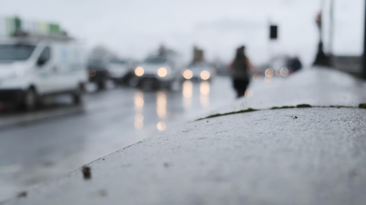교통과 보행자가 있는 런던 다리