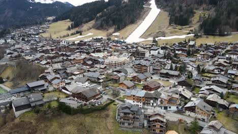 Schneefreies-Skigebiet-Mitten-In-Der-Winterskisaison