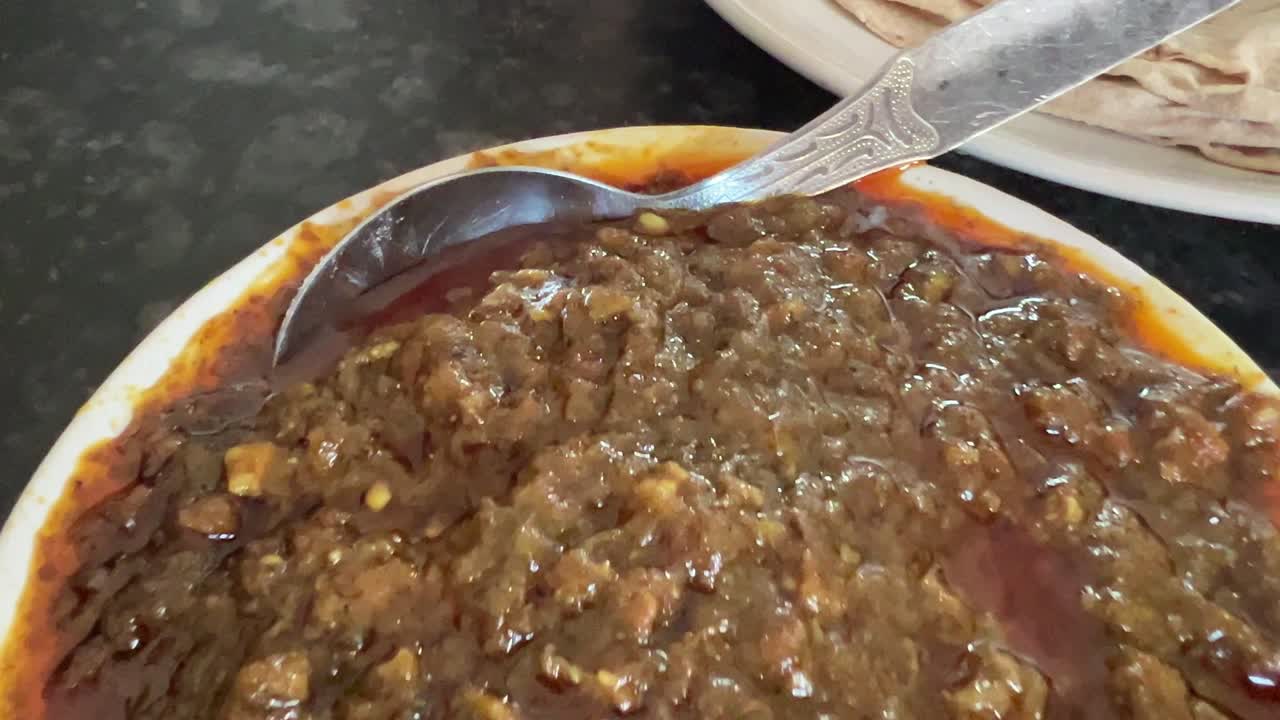 keema de carne de cordero con roti preparado al estilo bengalí en calcuta