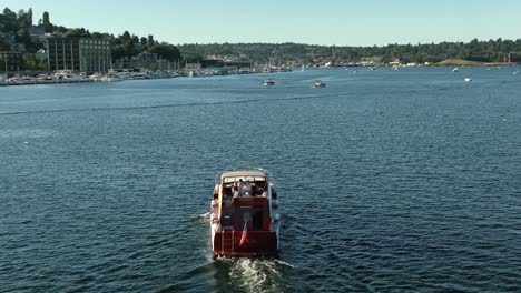 vista aérea de un yate navegando por south lake union en seattle