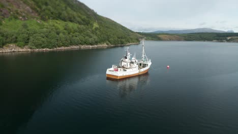 Una-Toma-En-órbita-De-Un-Barco-Pesquero-Anclado-En-El-Fiordo