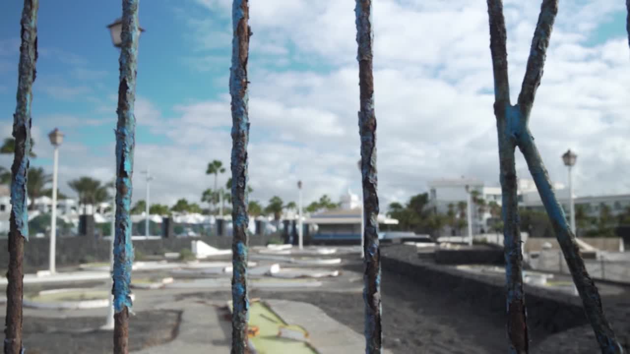 parque turístico abandonado detrás de una valla oxidada