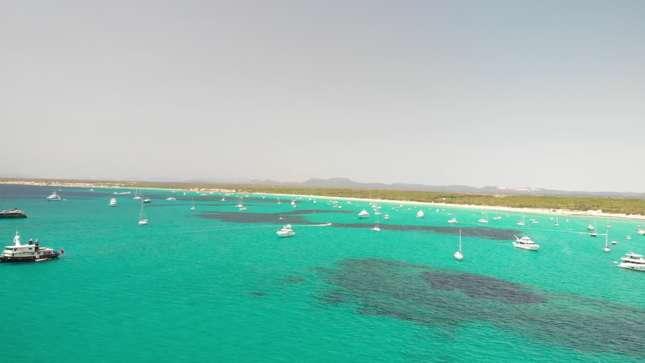 españa, mallorca platja des trenc beach un hermoso vuelo sobre la playa a 4k 24 fps con filtros nd en un día muy brillante con un drone dji mavic air