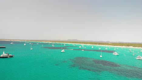 西班牙马洛卡海滩 (mallorca platja del trenc beach) 海滩上空以 4k 24fps 的速度飞过,在非常明亮的天气中使用 dji mavic 空中无人机拍摄