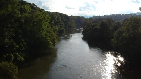 Show-travel-shot-of-the-French-Broad-river-in-Asheville,-NC