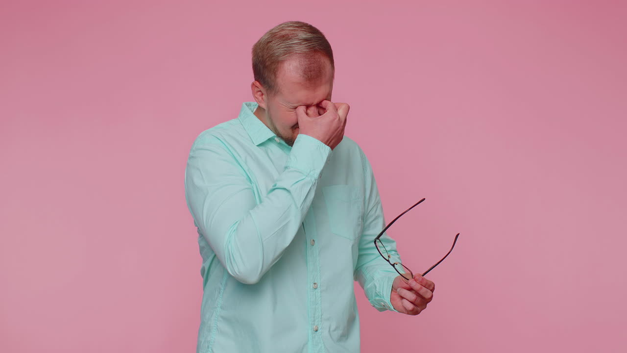 agotado hombre cansado quitarse las gafas siente dolor en los ojos exceso de trabajo agotamiento estrés de largas horas de trabajo