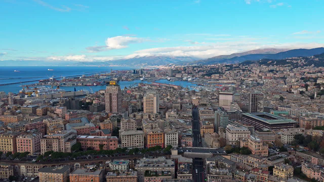 Vista panoramica del centro città e del porto di Genova, un vivace contesto urbano