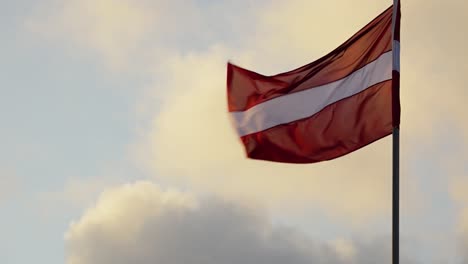 Lettische-Flagge-An-Feiertagen