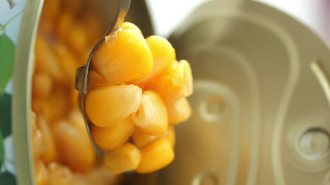 maíz enlatado en una cuchara