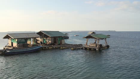 ponton, der in der indonesischen bucht schwimmt