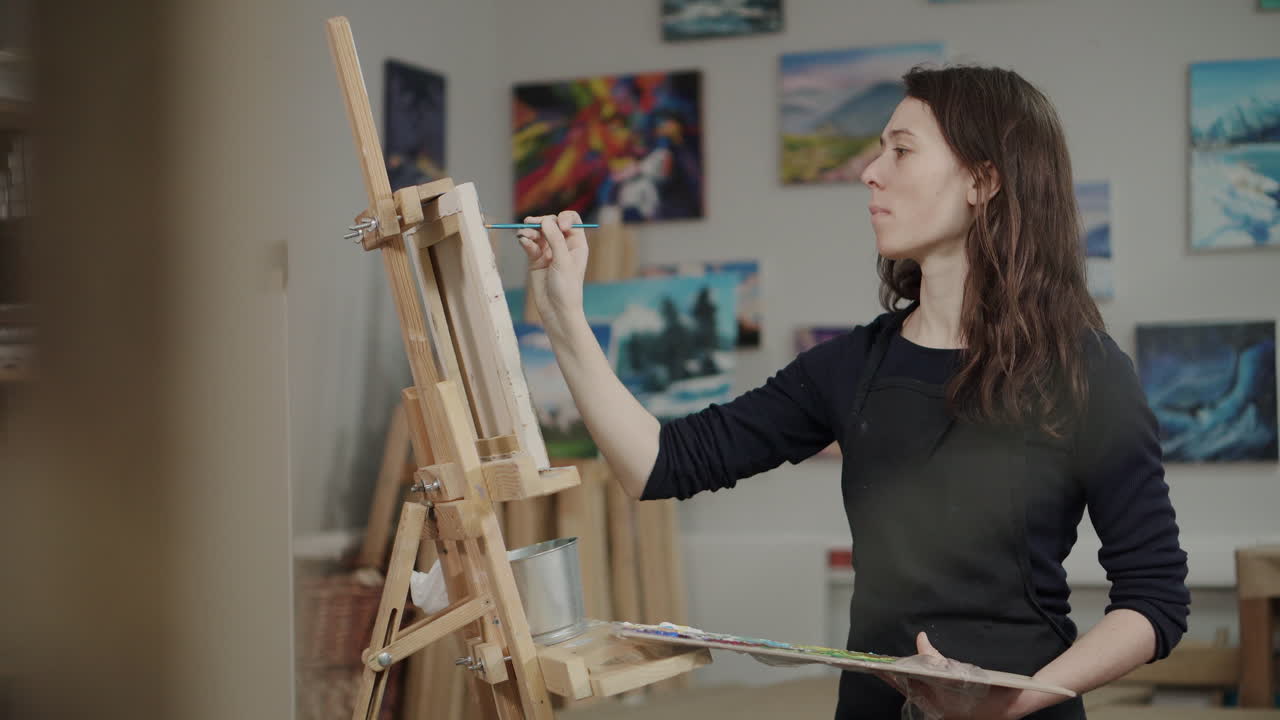 Kunstner, der maler i studiet