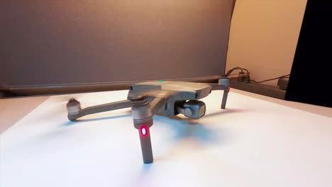 prueba de drones y puesta en marcha y ejecución en un escritorio con iluminación brillante y rec709