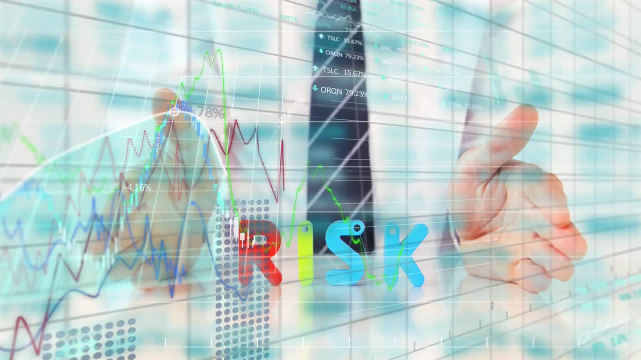 animación del procesamiento de datos financieros y texto de aumento sobre el hombre de negocios caucásico.