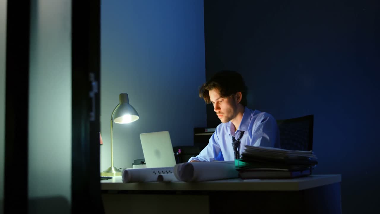 Dirigente uomo che lavora al laptop e prende un caffè 4K