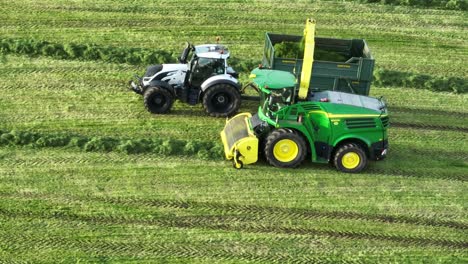 Kamerafahrt-Aus-Der-Luft-Von-Frisch-Geschnittener-Silage,-Die-Auf-Einen-LKW-Verladen-Wird