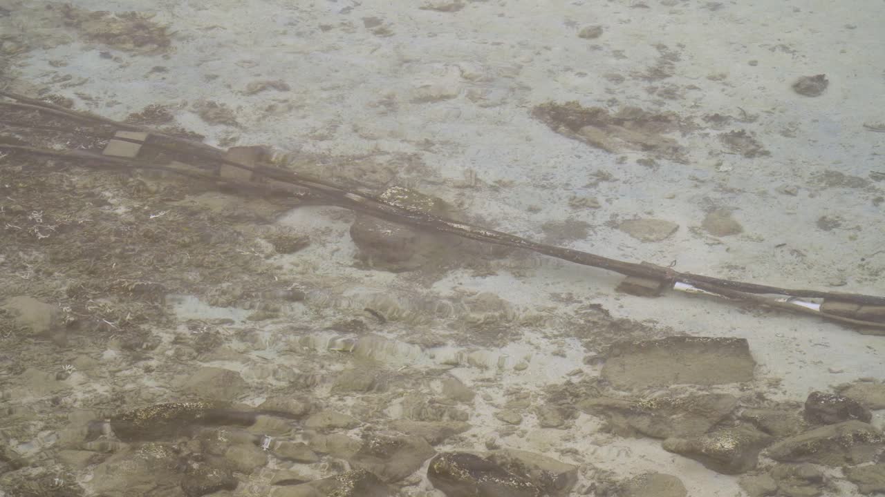 피지 섬의 얕은 물 아래 담수화 파이프라인