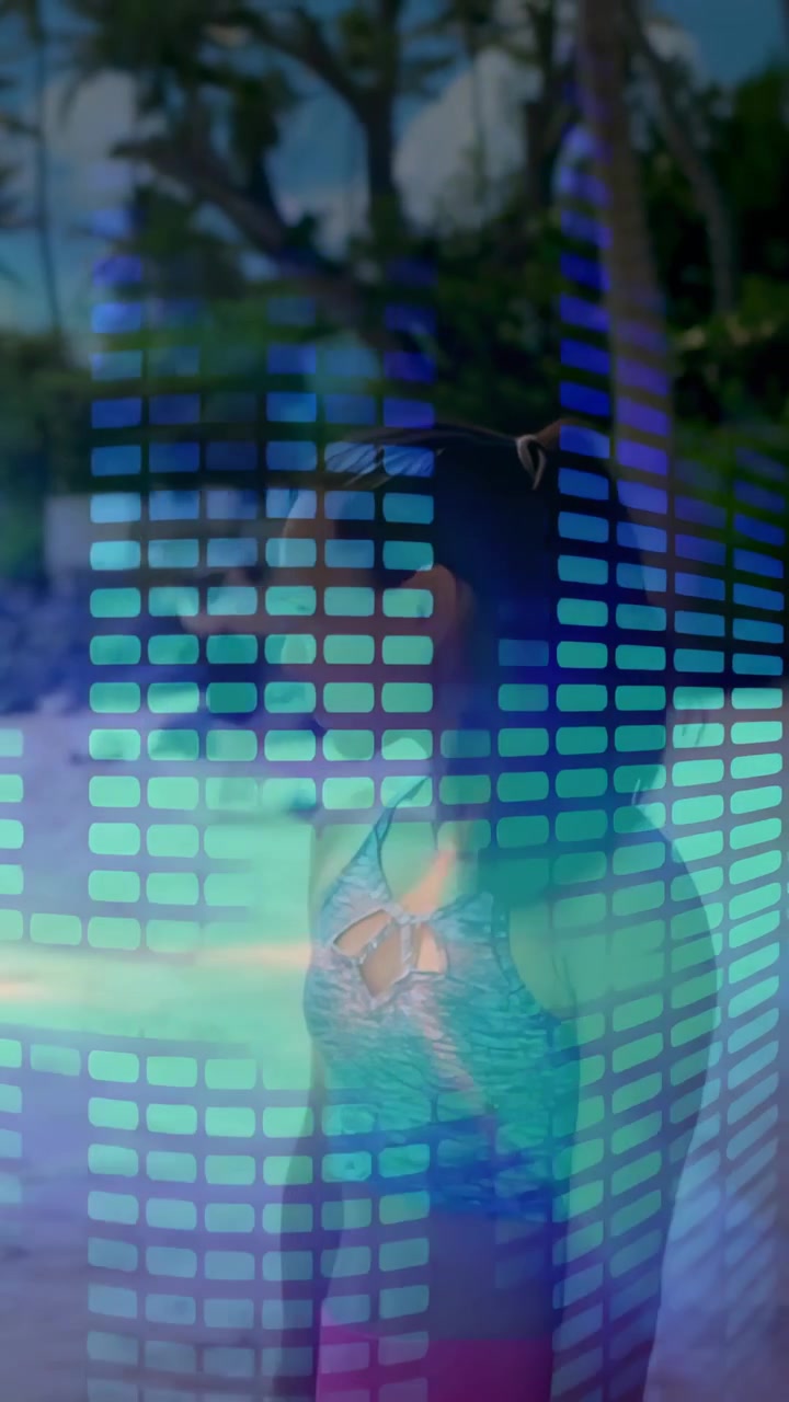 Vertikales Video: Frau am Strand dreht den Kopf, während ein EQ-Gitter mit wischendem Lichteffekt sie für eine Tech-Werbung ausblendet