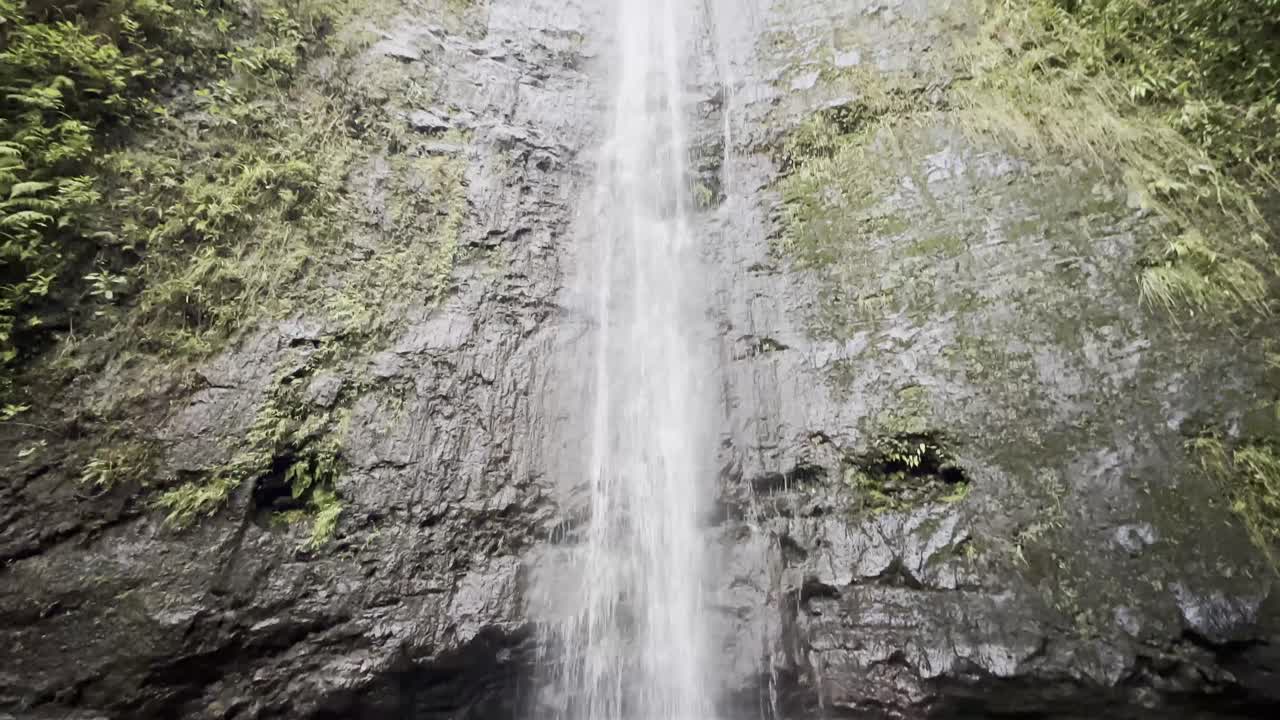 오아후의 바위 절벽 아래로 아오르는 웅장한 폭포의 숨막히는 풍경