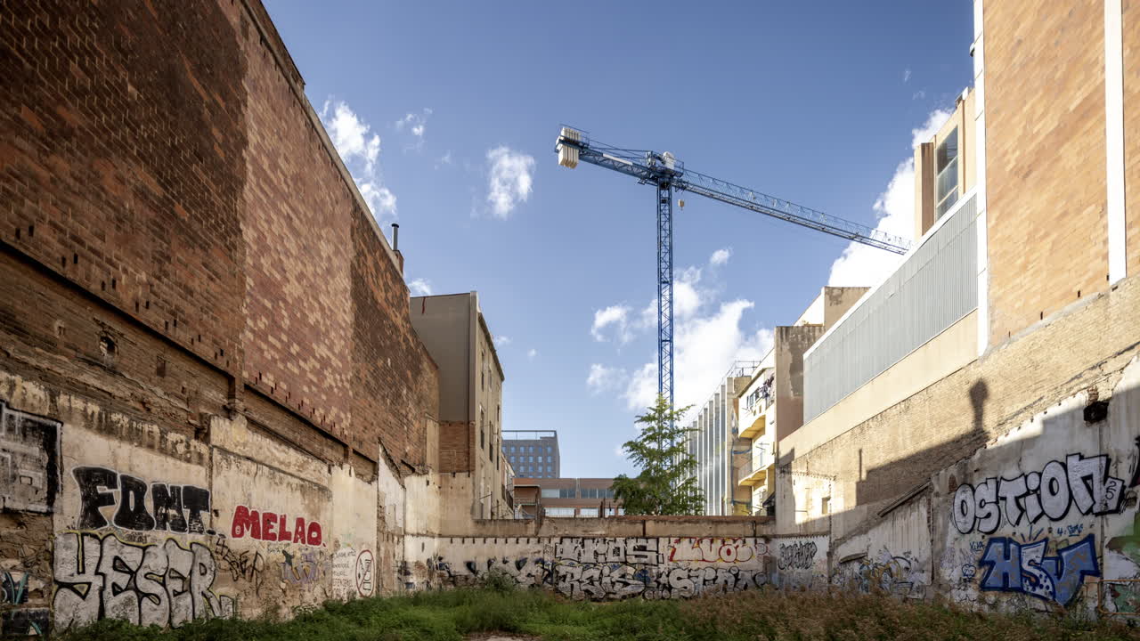 solar vacío en zona industrial, Barelona, time-lapse