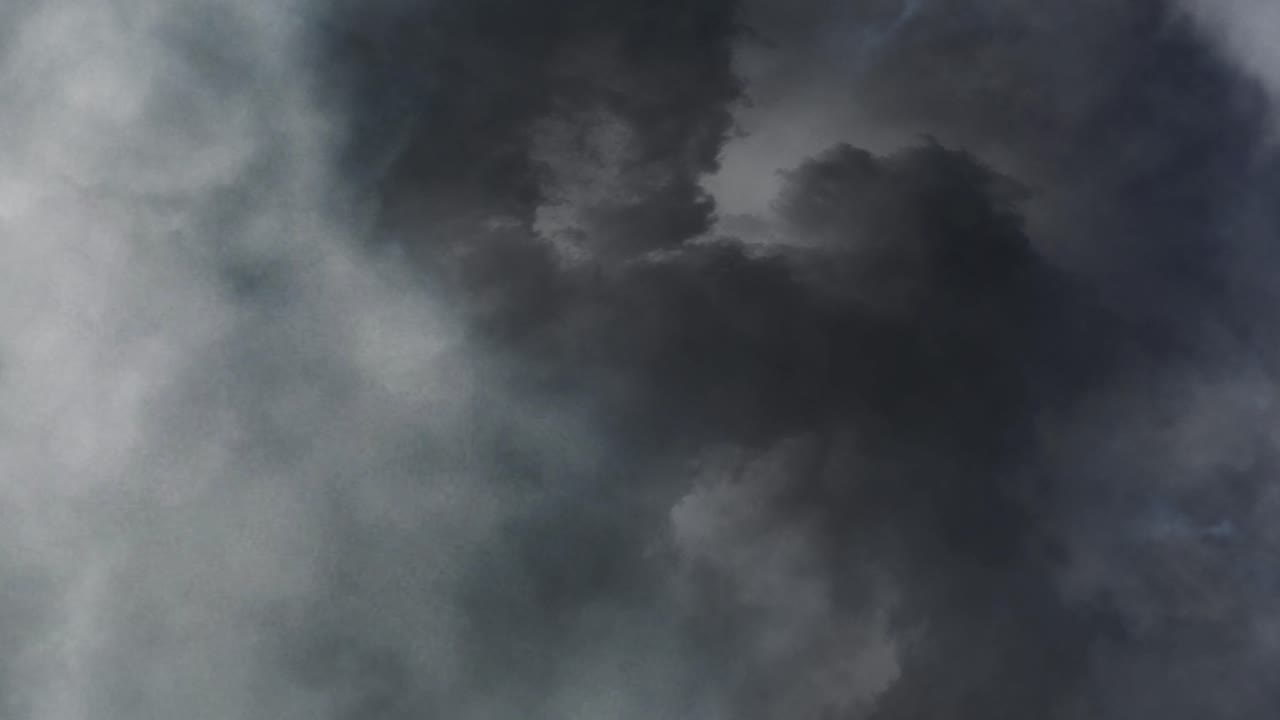 nubes de tormenta de 4k en la noche con relámpagos