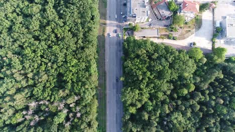 sobrepasando una carretera de la ciudad y edificios