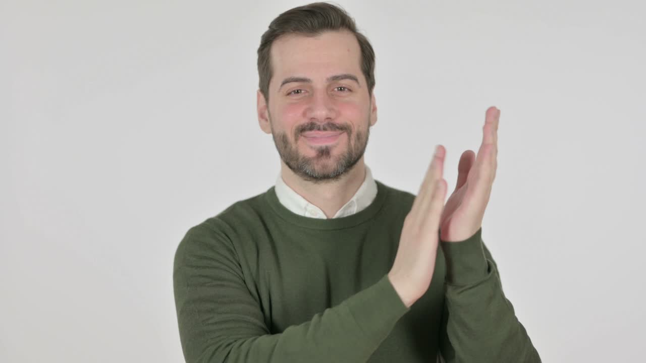 hombre feliz aplaudiendo, aplaudiando, pantalla blanca