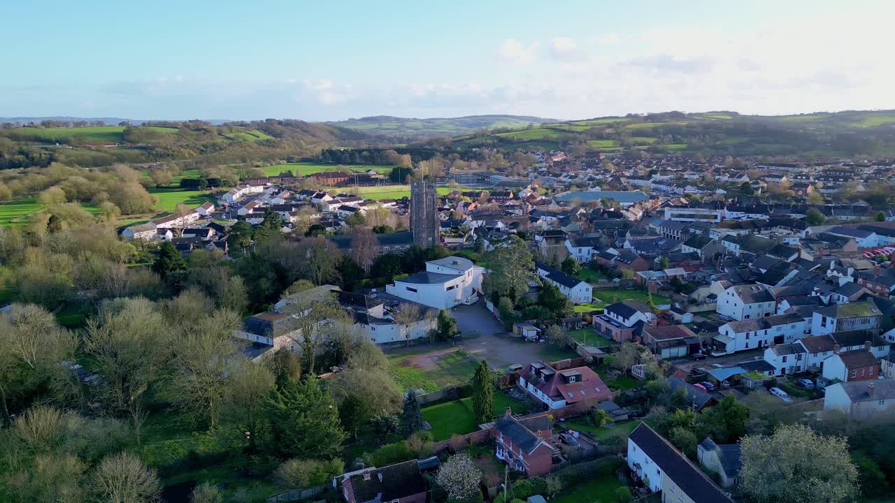 imágenes aéreas de drones de la ciudad de cullompton en devon, inglaterra