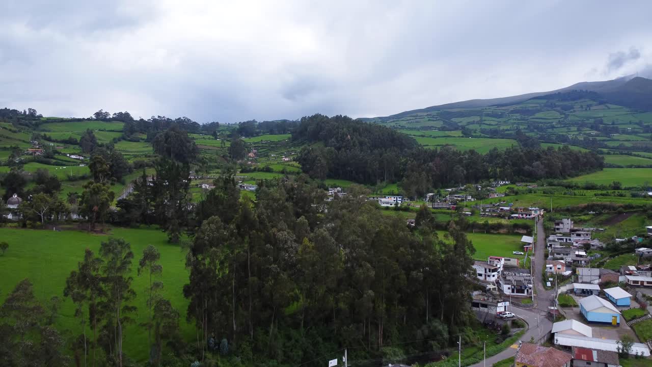 las distantes nubes de tormenta se reúnen sobre el verde paisaje de la granja andina ecuador dron