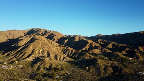 Wunderschöne-Drohnenaufnahme-Von-Bergen-Bei-Sonnenaufgang-Im-Morongo--Und-Yucca-Tal