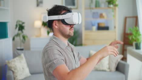 el hombre admira a ai en gafas vr