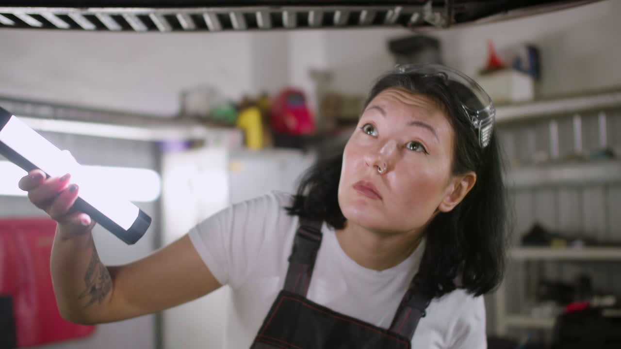 자동차를 검사하는 여자