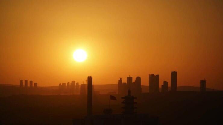 Lapso de tempo do pôr do sol sobre o horizonte de uma cidade moderna