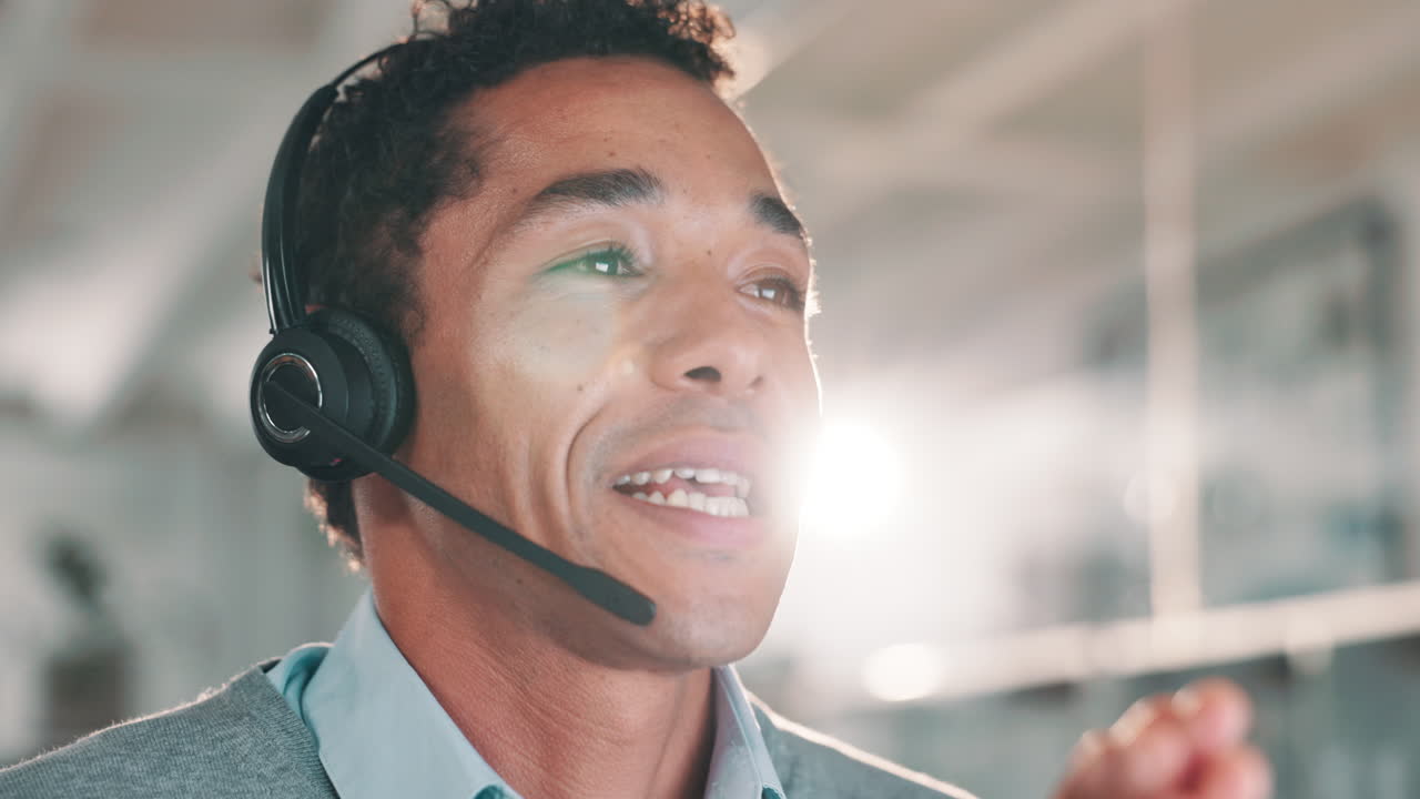 Agen pusat panggilan dengan headset