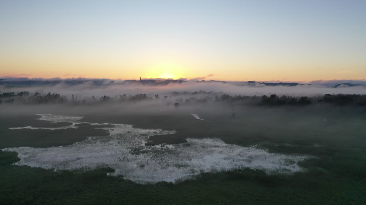 계곡 과 습지 위 에서 안개 가 가득 한 해가 뜨는 것