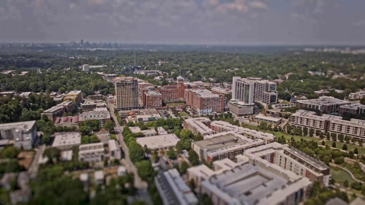 atlanta georgia aerial v904 hyperlpase drone flyover o4w capturando pcm en el vecindario, el parque urbano y el paisaje urbano del centro con efecto miniatura de cambio de inclinación - filmado con mavic 3 pro cine - julio 2023