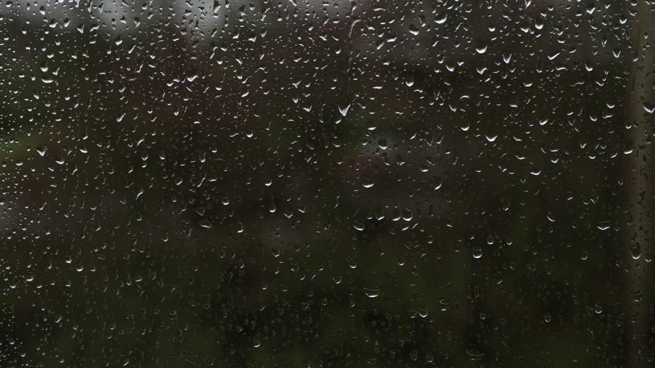 primer plano del tiempo de mal tiempo con gotas de lluvia lluvia en la superficie de vidrio ventana, en 4k 30p 10bit prores de manzana422