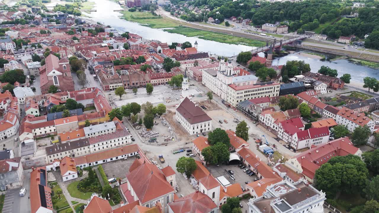 Krásné staré město Kaunas, letecký kruhový pohled.