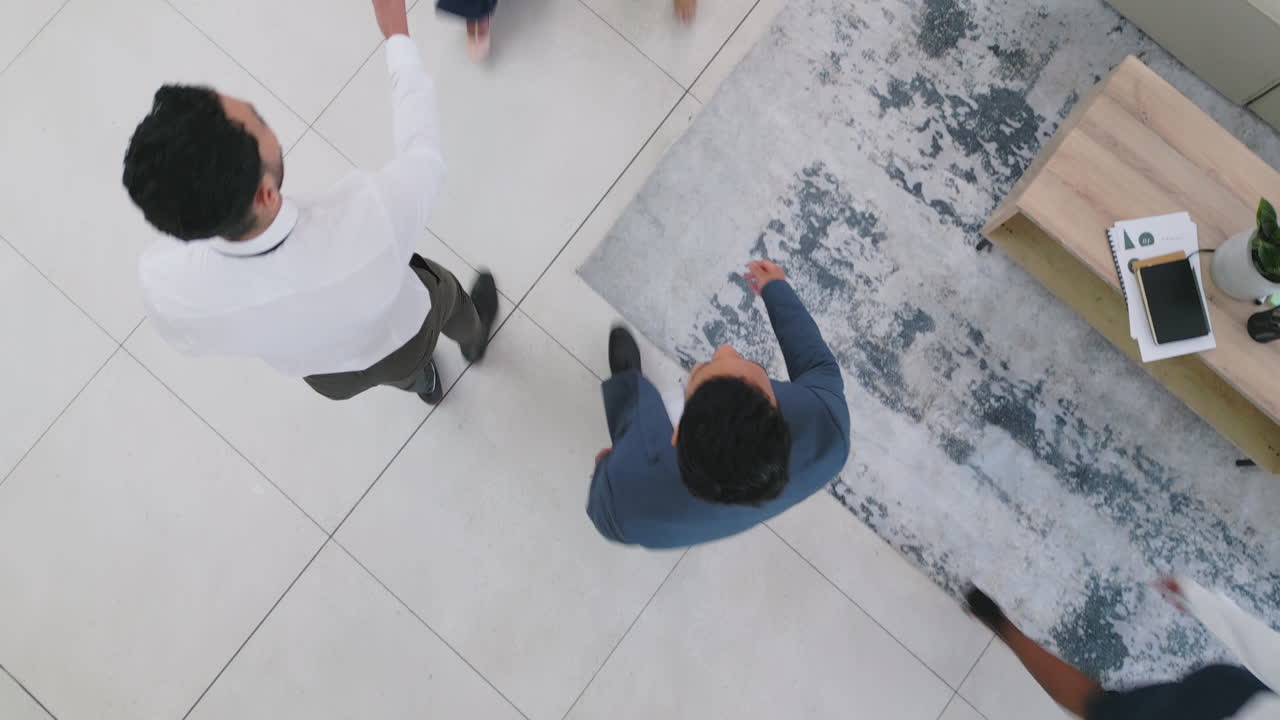 reunión, apretón de manos y vista desde arriba de la gente de negocios