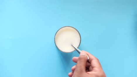 mezclar leche a mano en un vaso