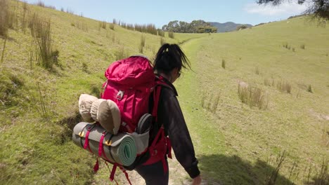 Chinesische-Rucksacktouristin-Beim-Wandern-In-Neuseeland---Daumen-Hoch-Und-Handbewegung