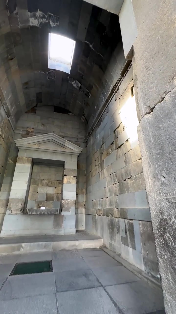 Ruínas antigas de pedra de portão de igreja de mosteiro com arte de entalhe tradicional na Armênia. Atração turística, templo-palácio de Garni, adoração, patrimônio, arquitetura histórica, monumento, santuário, arqueologia sagrada