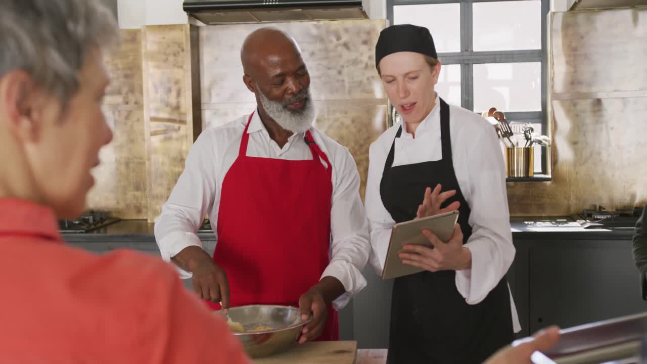 chef explicando cómo cocinar