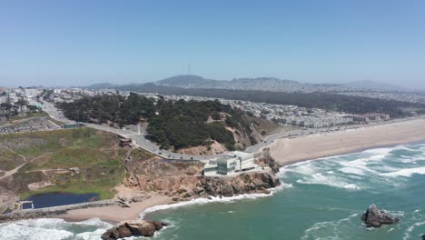 Toma-Aérea-Descendente-De-La-Casa-Del-Acantilado-En-El-Mirador-Del-Final-De-La-Tierra-En-San-Francisco