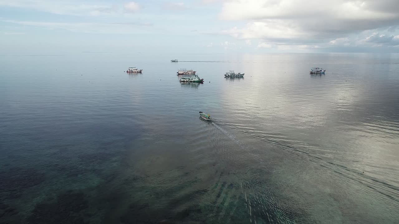 타오 섬 에 정박 한 배 들 을 향해 날아가는 배