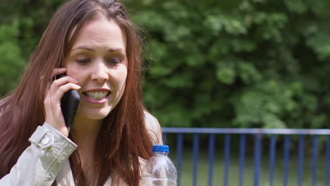 mujer estresada o enojada al aire libre con preocupaciones financieras sobre el costo de la vida crisis deuda y pago de facturas hablando por teléfono móvil 12